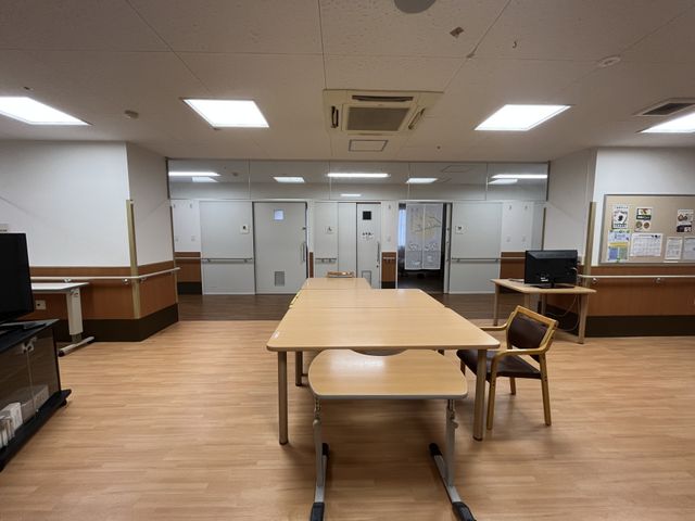 明るい多目的室 多目的室 大きな窓から自然光が入り、広々とした多目的室です。会議やリラクゼーションに最適です。