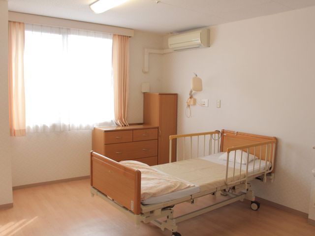 シンプルな居室 居室 自然光が差し込む居室です。快適な環境で、落ち着いた時間を過ごせます。