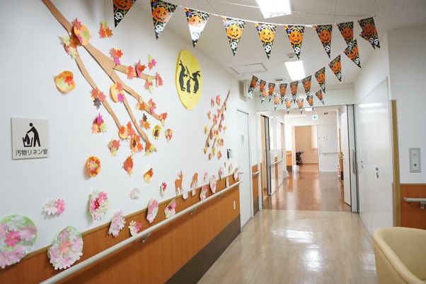 季節の装飾がある廊下