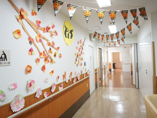 季節の装飾がある廊下 廊下 季節の装飾が施された明るい廊下で、暖かい雰囲気を感じられます。