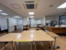 広々と明るい室内