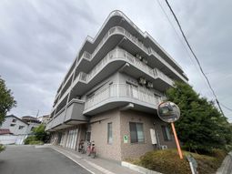 どっしりとした外観の建物