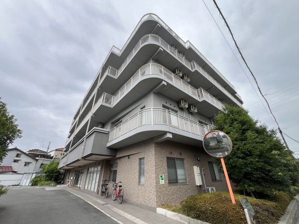どっしりとした外観の建物