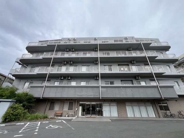 広くて安心な建物外観 外観 落ち着いた雰囲気の建物で、広々とした駐車スペースがあります。アクセスしやすいので通勤も便利です。