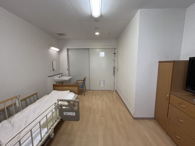 快適な居室 居室 広々とした居室です。木目の床と明るい照明で、快適な生活空間を提供します。
