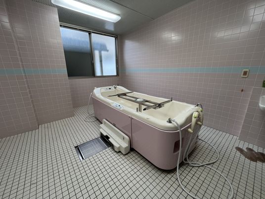 広々とした浴室