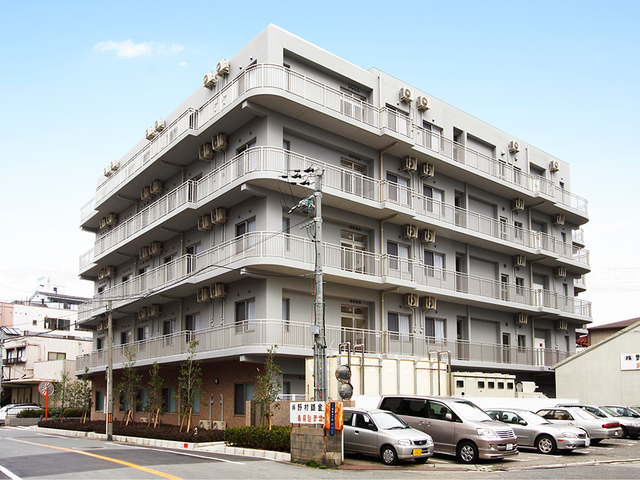 洗練された外観の建物 外観 モダンで整然とした佇まいが印象的な建物です。周囲の環境と調和した配慮がされています。