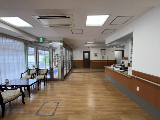 受付カウンターのラウンジ ラウンジ 自然光が差し込む明るいラウンジです。ゆったりした空間で訪れる人々がリラックスできそうです。