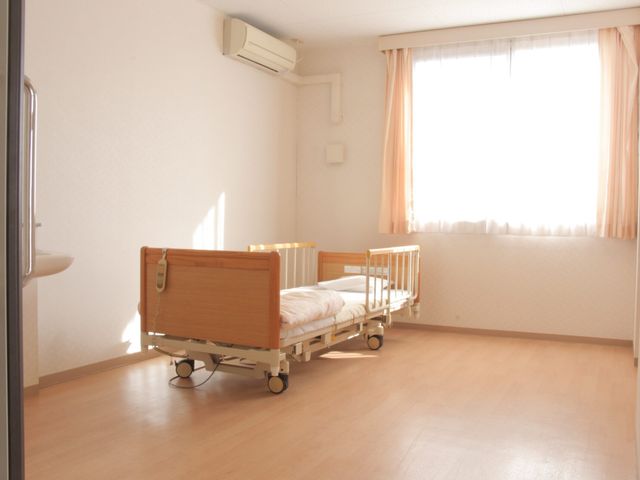 風通しの良い居室 居室 自然光が心地よく入り、明るい空間が広がっています。清潔感漂う居室で快適な勤務が可能です。