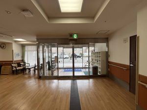 明るい出入口があるロビー