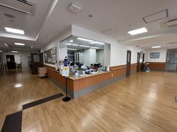 広々とした受付エリア