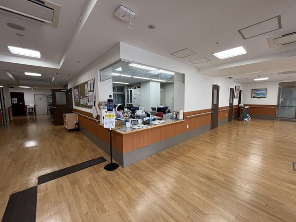 広々とした受付エリア