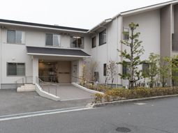 明るいエントランスの施設