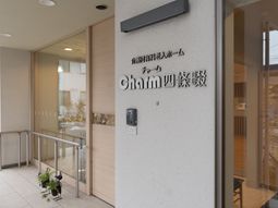 エントランスと看板のみえる正面