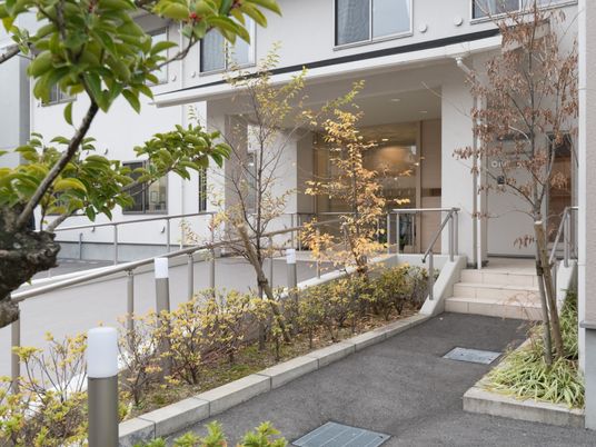 白壁の建物エントランス