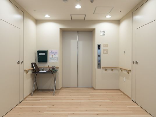 整然とした廊下の風景