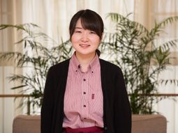 笑顔の女性スタッフイメージ