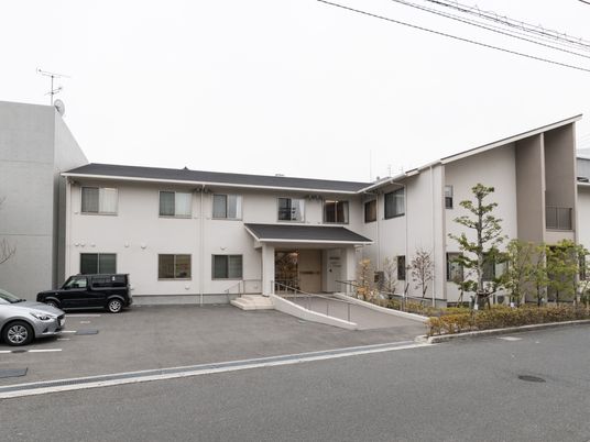 シンプルな外観の建物