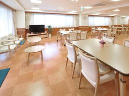 広々とした明るい食堂