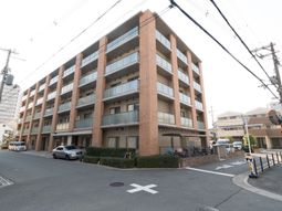 茶色の建物の外観