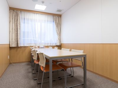 会議室のシンプルな内装