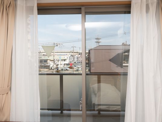 窓から見える明るい景色