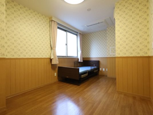 広々とした明るい居室