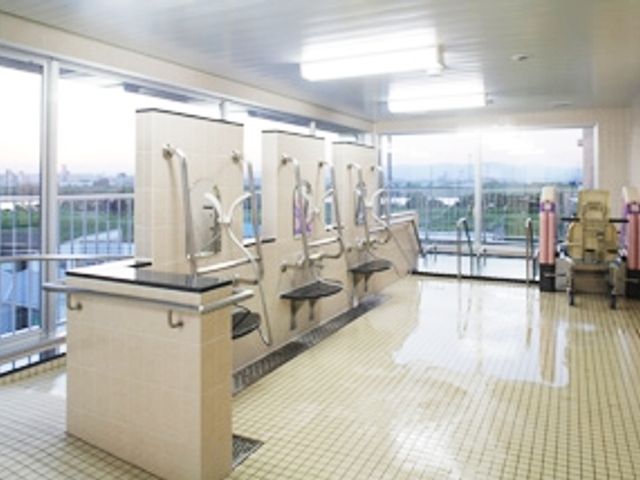 明るく清潔な浴室 浴室 広々とした窓から自然光が差し込む浴室です。安全に配慮した設備で、快適な時間を過ごせます。