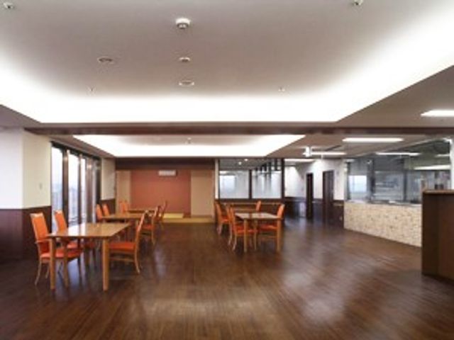 広々とした明るいダイニング 食堂B 広々としたダイニングルームです。木の温もりを感じさせるテーブルと椅子が配置され、居心地の良い食事の時間を提供しています。