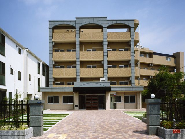 多階層建物のエントランス 外観 広々としたエントランスをもつ多階層の建物です。訪れるご家族も明るく開放感のある外観に安心感を覚えます。