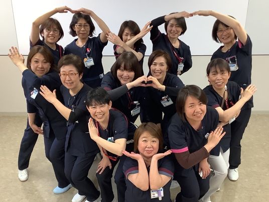 笑顔の職員集合  