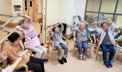 体操をする人々の部屋