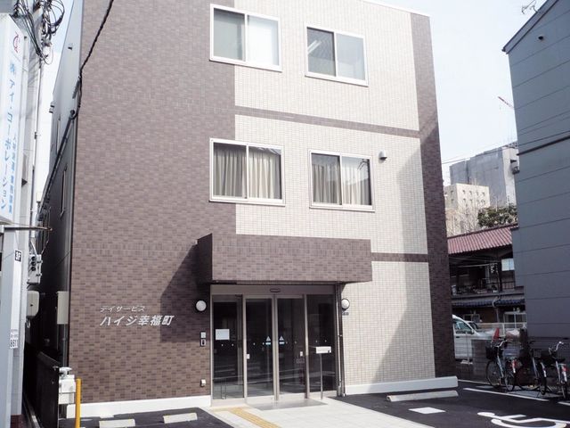 モダンな建物の外観 外観 三階建ての建物は、落ち着いた雰囲気の街並みに位置しており、周囲の環境に馴染んでいます。