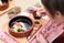 食事の様子を伝える居室