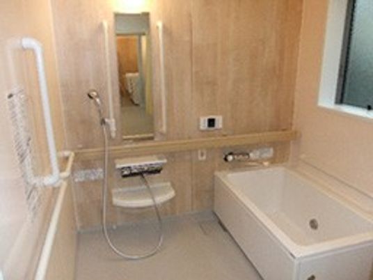 安全な設備の浴室