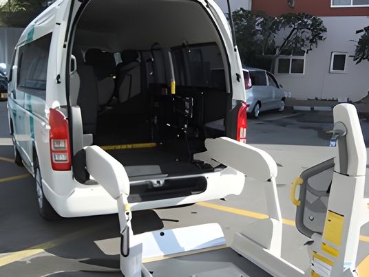 車椅子用リフト付き車両