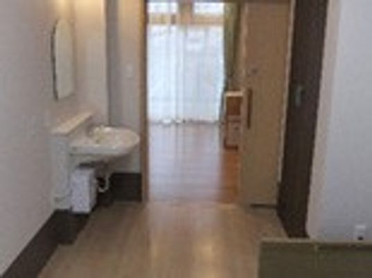 明るい洗面台の居室