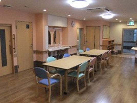 明るいテーブルが並ぶ室内