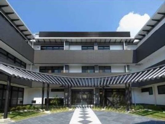 明るい施設のエントランス