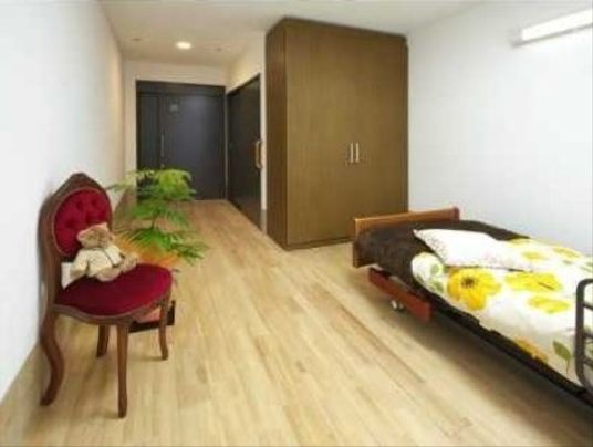 居室一角と廊下の様子