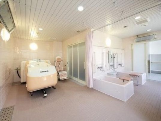 清潔な明るい浴室