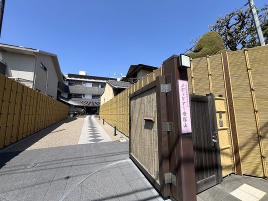 広々とした施設の外観