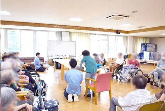 自然光の明るい講堂