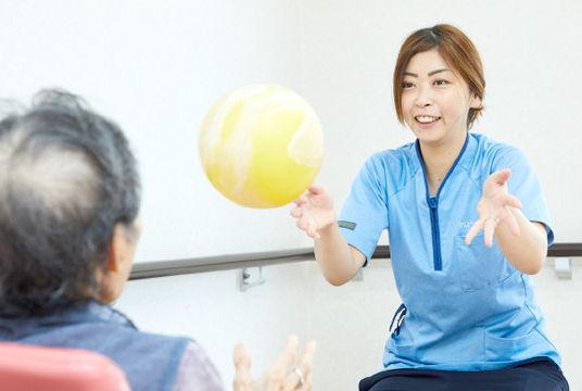 ボール遊びをするトレーニング室