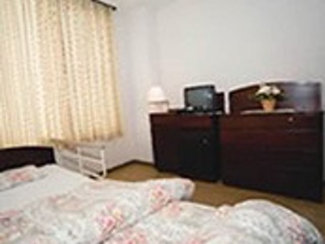 落ち着いた居室 居室 自然光が差し込む居室では、快適な環境が整っています。シンプルで機能的なインテリアです。