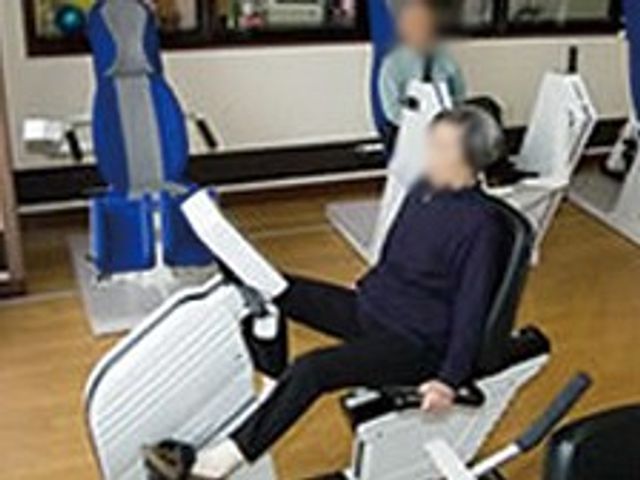 訓練中の様子機能訓練室 機能訓練室 自然光をたっぷり浴びながら、設備の整った場所で快適に体を動かせます。利用者一人ひとりに合ったトレーニングが可能です。