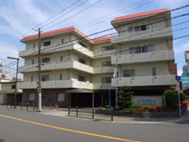 住宅型の建物外観 外観 四階建ての建物が爽やかな空の下に立っています。周囲には自然が多く、穏やかな環境です。