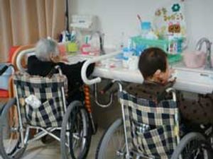 利用者が手を洗う洗面台