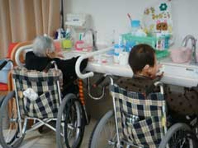 利用者が手を洗う洗面台 洗面台 自然光が差し込む明るい洗面エリアでは、車椅子の方も快適に使用できます。