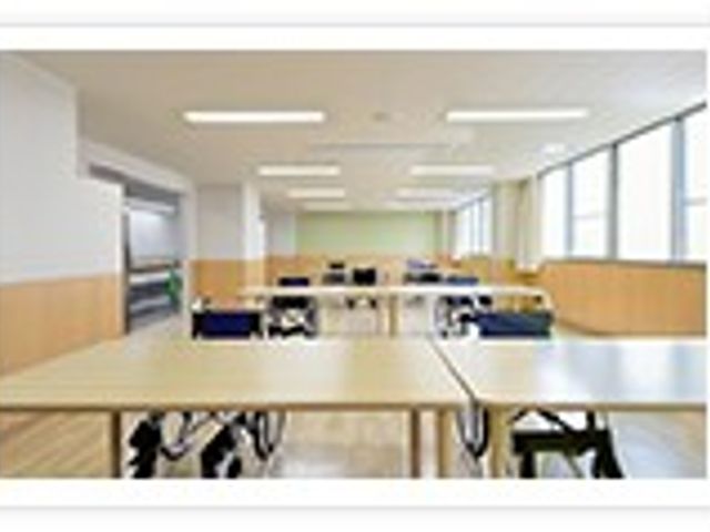 明るい部屋のリビング ラウンジ 自然光がたっぷり入る広々とした空間です。車椅子でも利用しやすいスペースが確保されています。